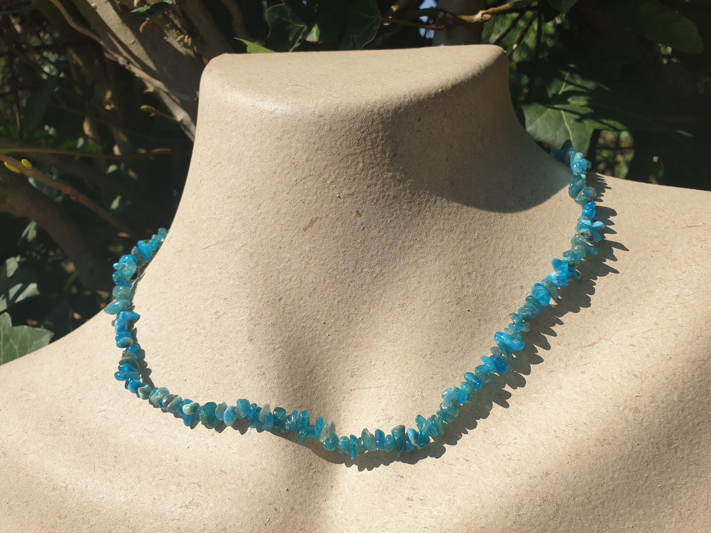 Collier en pierre d'Apatite Bleue