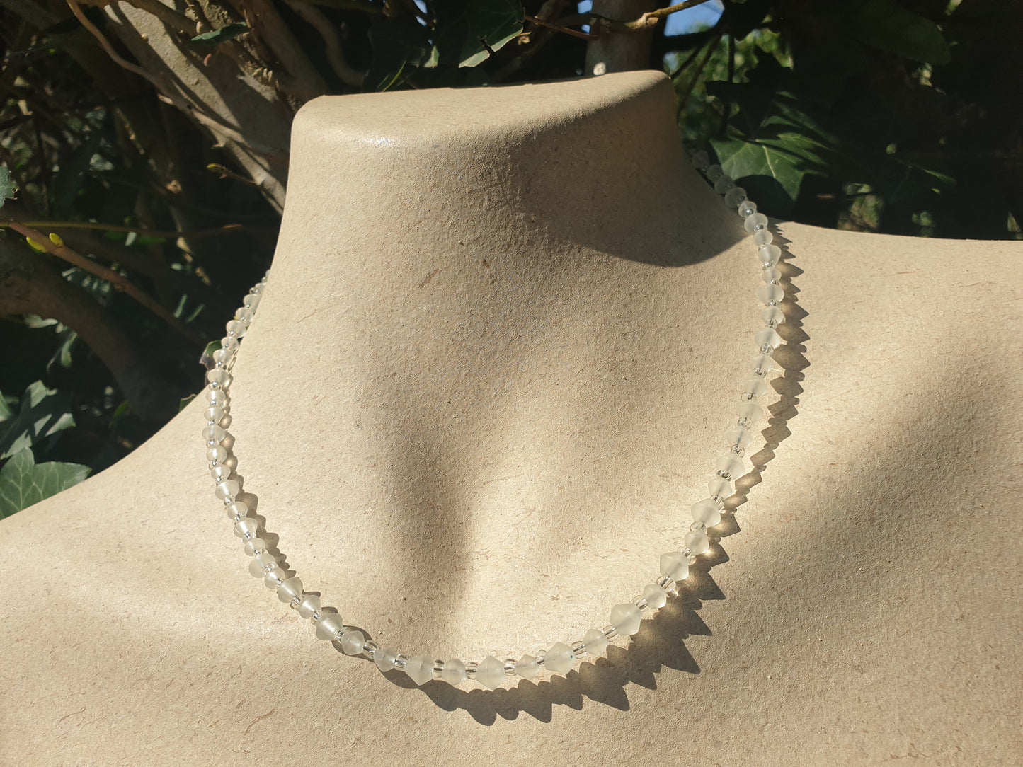 Collier en perles de verre blanches glacées
