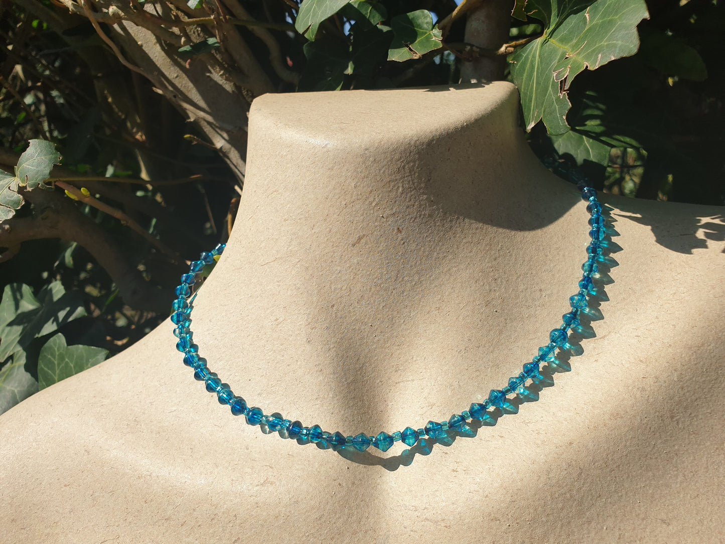 Collier en perles verre bleues colorées