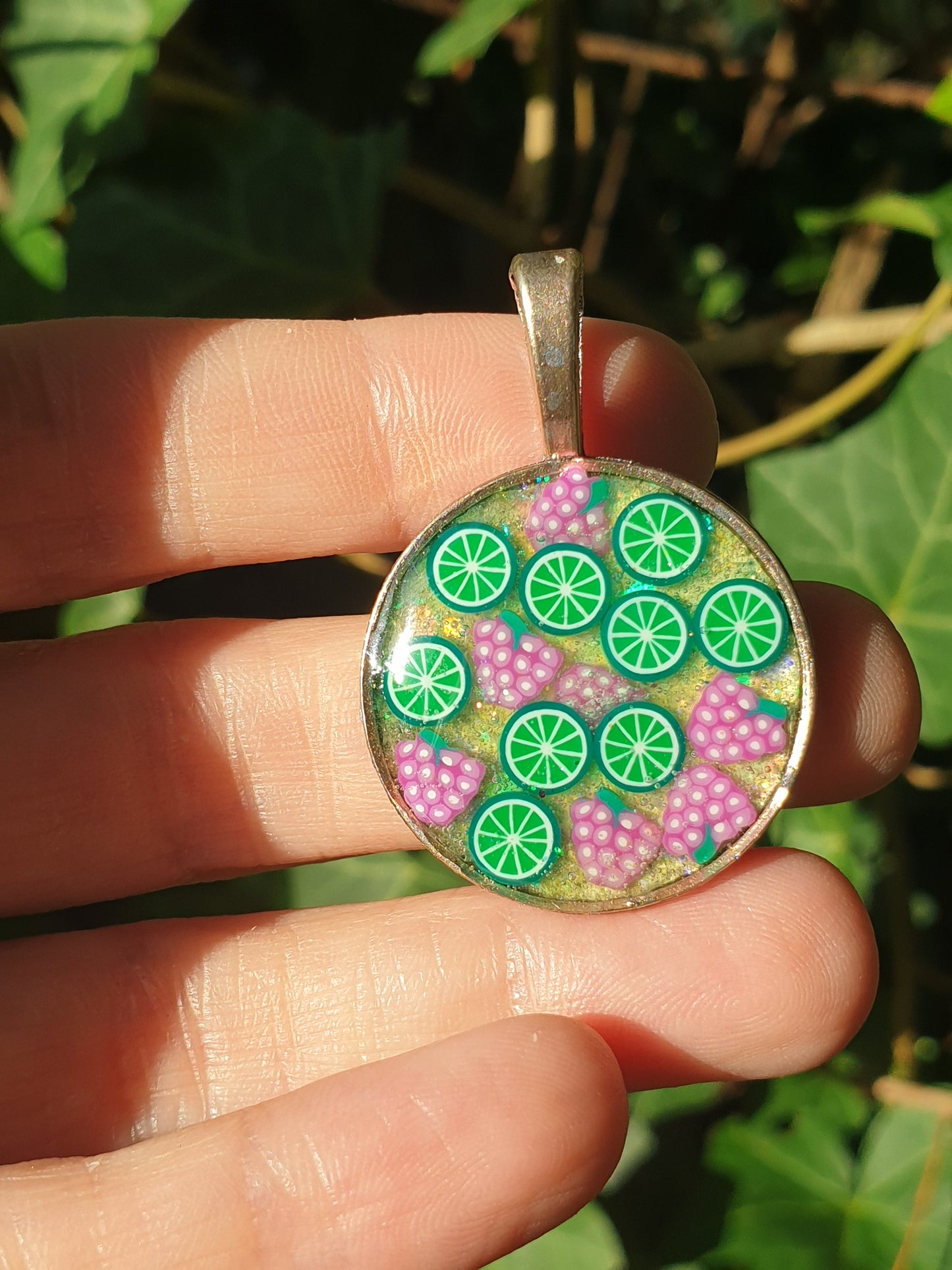 Pendentif Rond argenté raisin citron vert