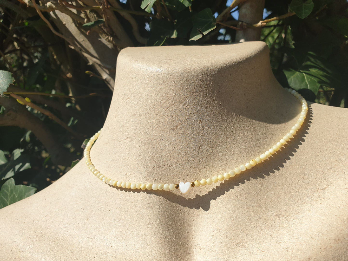 Collier en perles de nacre, et coeur