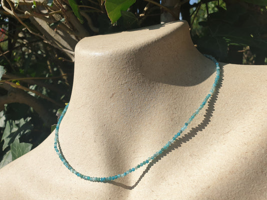 Collier en fines perles de pierre d'Apatite Bleue