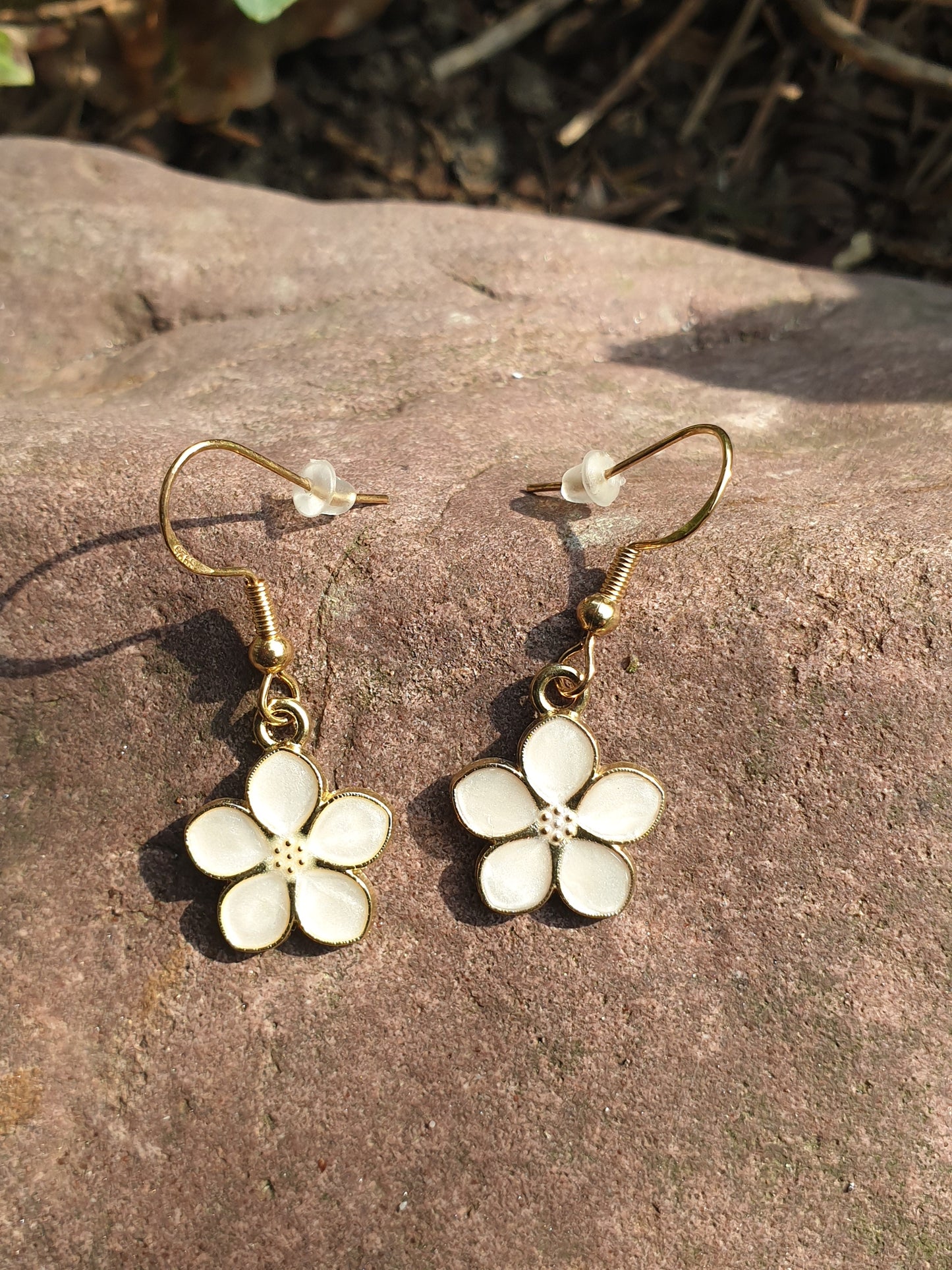 Boucles d'oreilles fleurs blanches